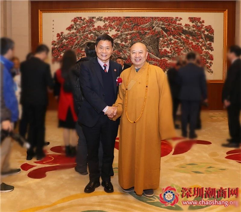 光孝寺方丈释明生大和尚(右)与我会驻会会长黄育宏(左)合影